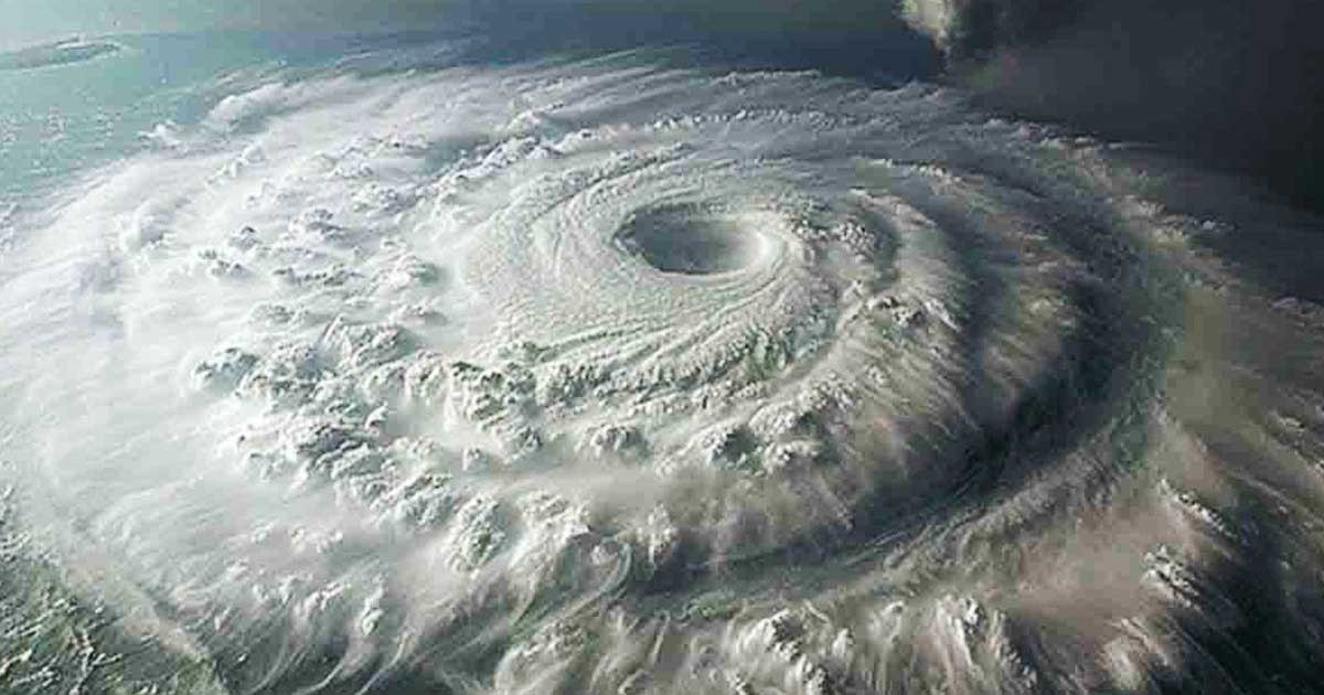 ঘূর্ণিঝড় ‘সেনিয়ার’: সর্বোচ্চ সতর্কতায় একটি দেশ