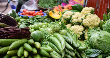 বাজারে উঠেছে শীতের সবজি, বাড়তি দামেই কিনছে ক্রেতারা