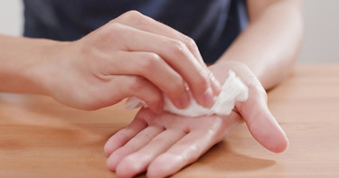 শীতে হাত-পা ঘামা ও দুর্গন্ধের কারণ, যা করবেন