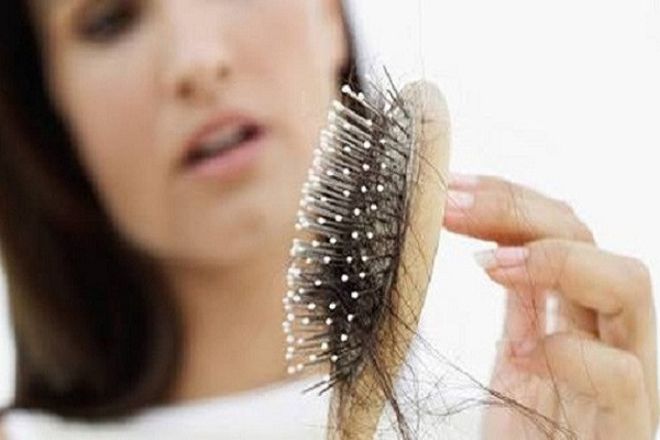 যেসব ভিটামিনের অভাবে চুল পড়ে