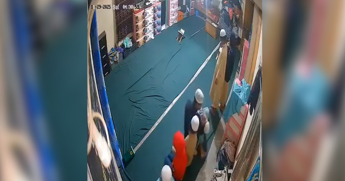 নামাজরত অবস্থায় মারা গেলেন আকরাম