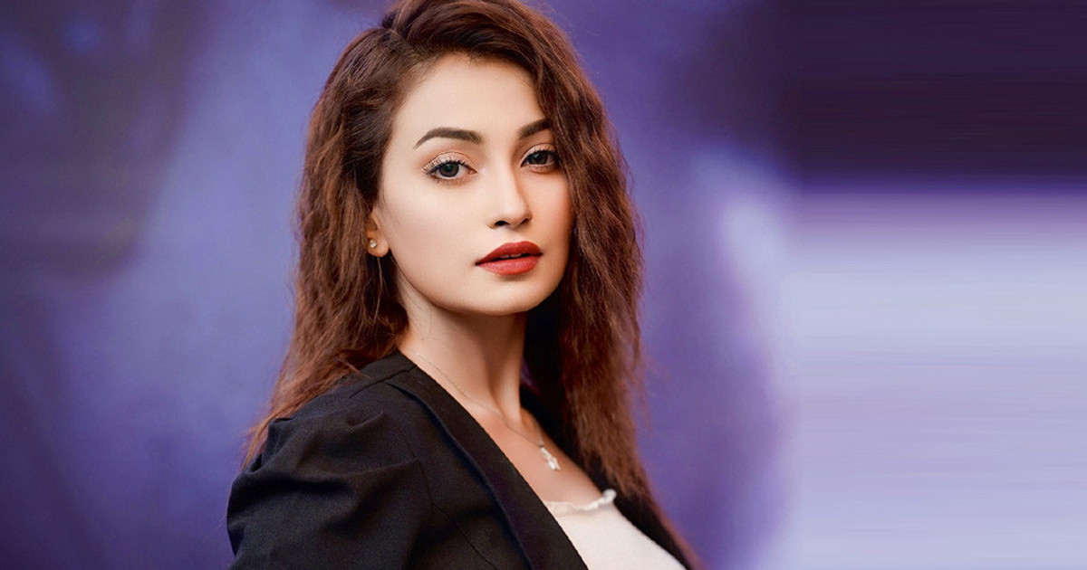 ঢাকার রাস্তায় নায়িকার আইফোন ছিনতাই