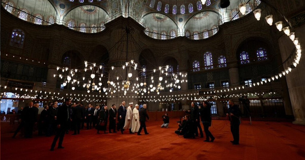 ইস্তাম্বুলের ঐতিহাসিক ‘নীল মসজিদ’ পরিদর্শন করলেন পোপ চতুর্দশ লিও