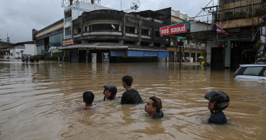 থাইল্যান্ডে বন্যায় নিহত বেড়ে ১৬২