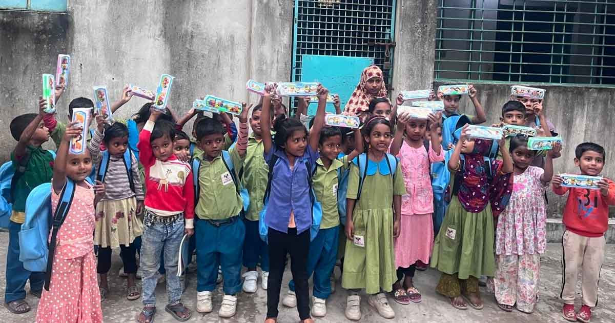 শুভসংঘের শিক্ষা উপকরণ হাতে পেয়ে মুখে হাসি ফুটল শিশুদের