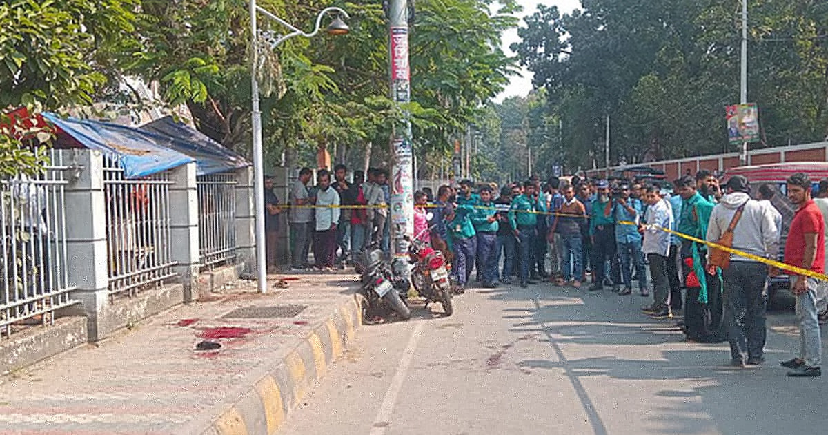 ২০ ঘণ্টা পেরিয়ে গেলেও খুলনায় আদালত ফটকে খুনের ঘটনায় মামলা হয়নি