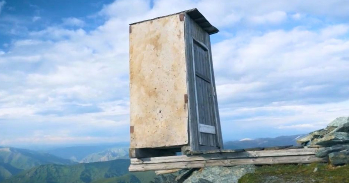 পাহাড়ের ধারে ঝুলছে বিশ্বের সবচেয়ে ভয়ংকর টয়লেট