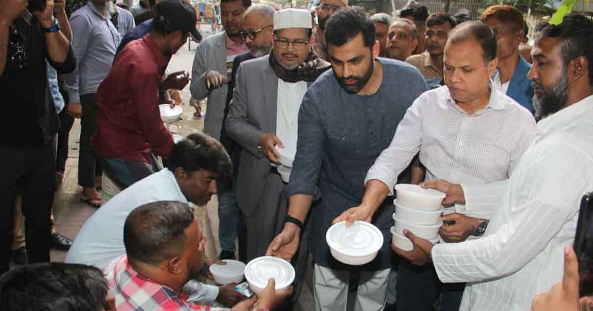বেগম খালেদা জিয়ার সুস্থতা কামনায় দোয়া ও দুস্থদের মাঝে খাবার বিতরণ