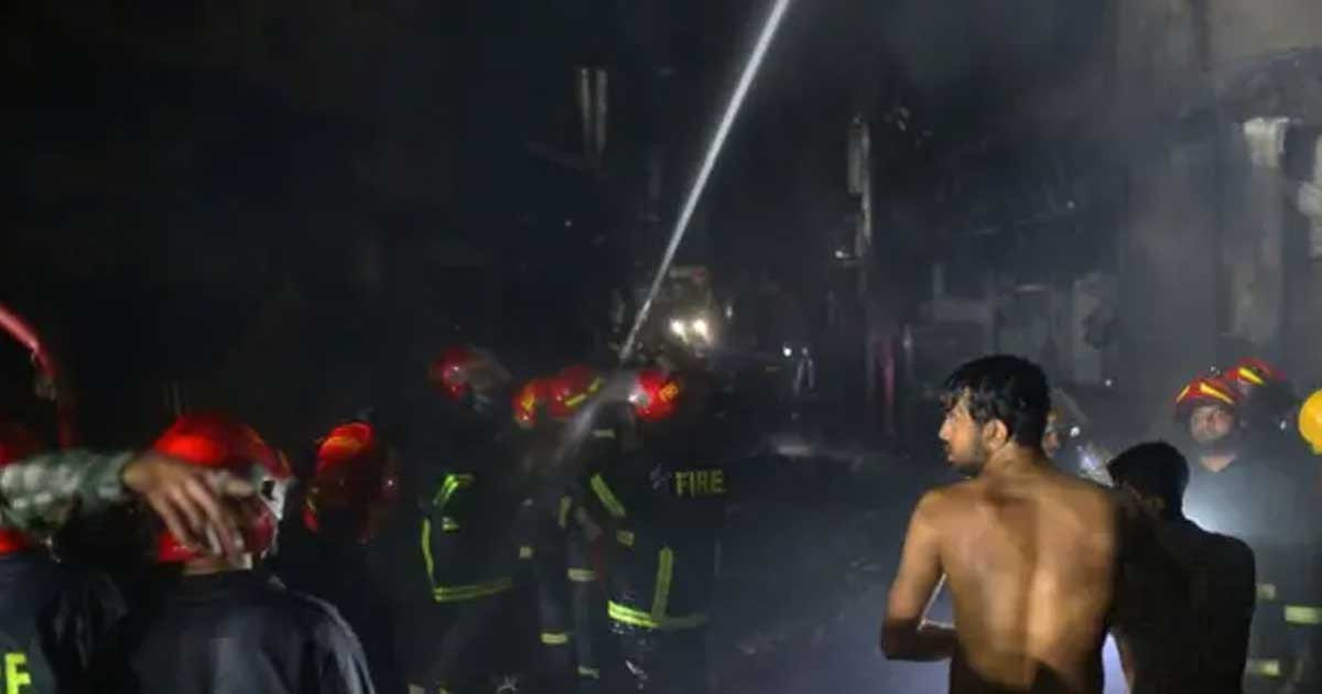 চকবাজারের আবাসিক ভবনে আগুন নিয়ন্ত্রণে