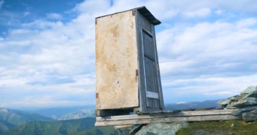 পাহাড়ের ধারে ঝুলছে বিশ্বের সবচেয়ে ভয়ংকর টয়লেট