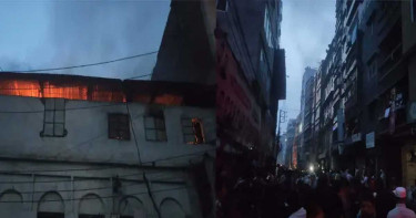 চকবাজারে আবাসিক ভবনে আগুন, নিয়ন্ত্রণে ৪ ইউনিট