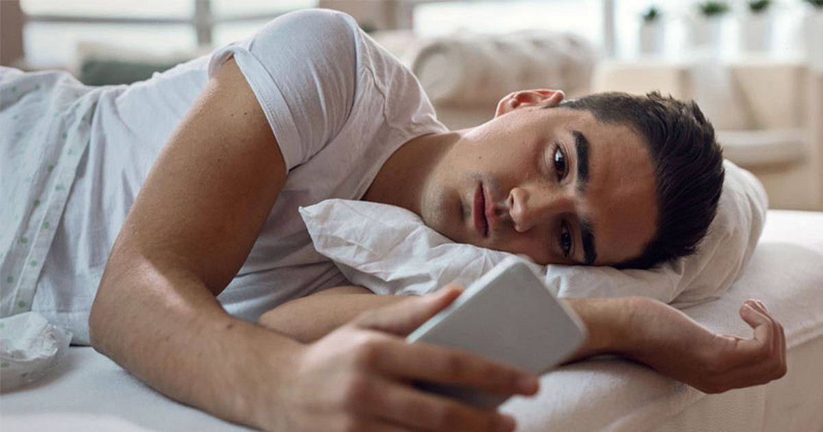 ঘুম থেকে উঠেই মোবাইল ঘাঁটেন? জানুন কী ক্ষতি করছেন নিজের!