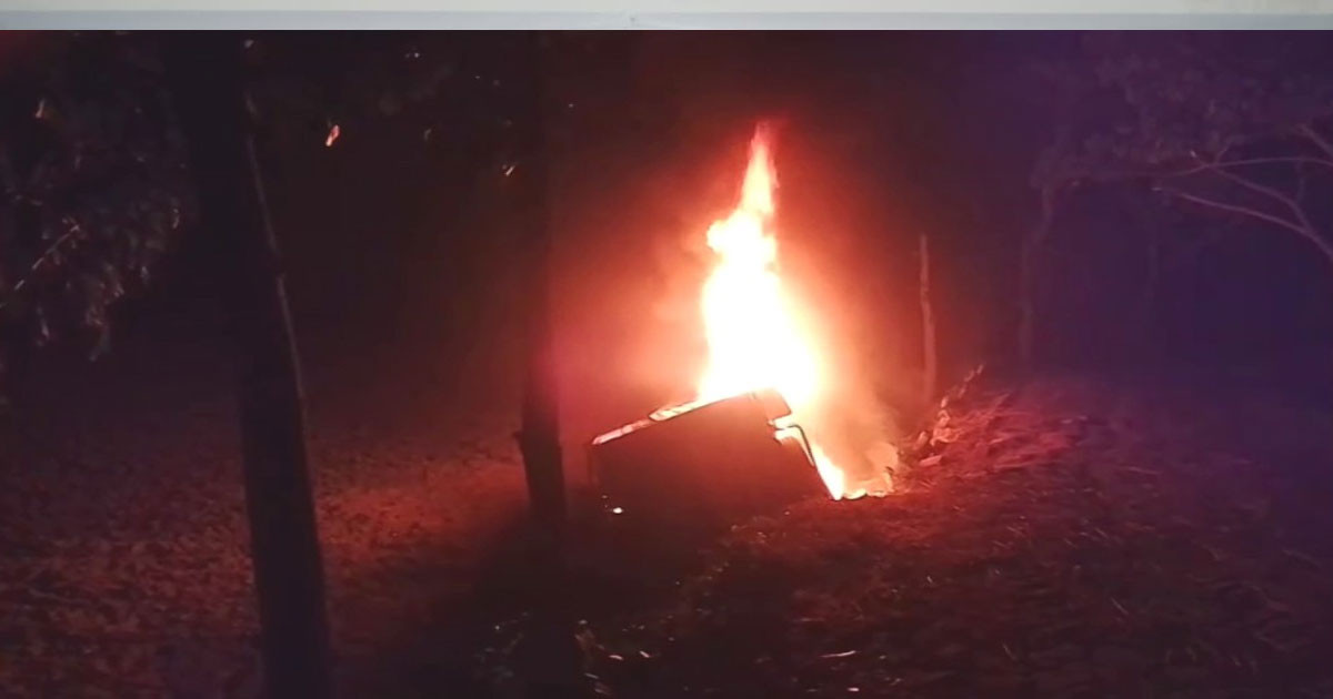 গোপালগঞ্জে গরু চোরদের পিকআপে আগুন