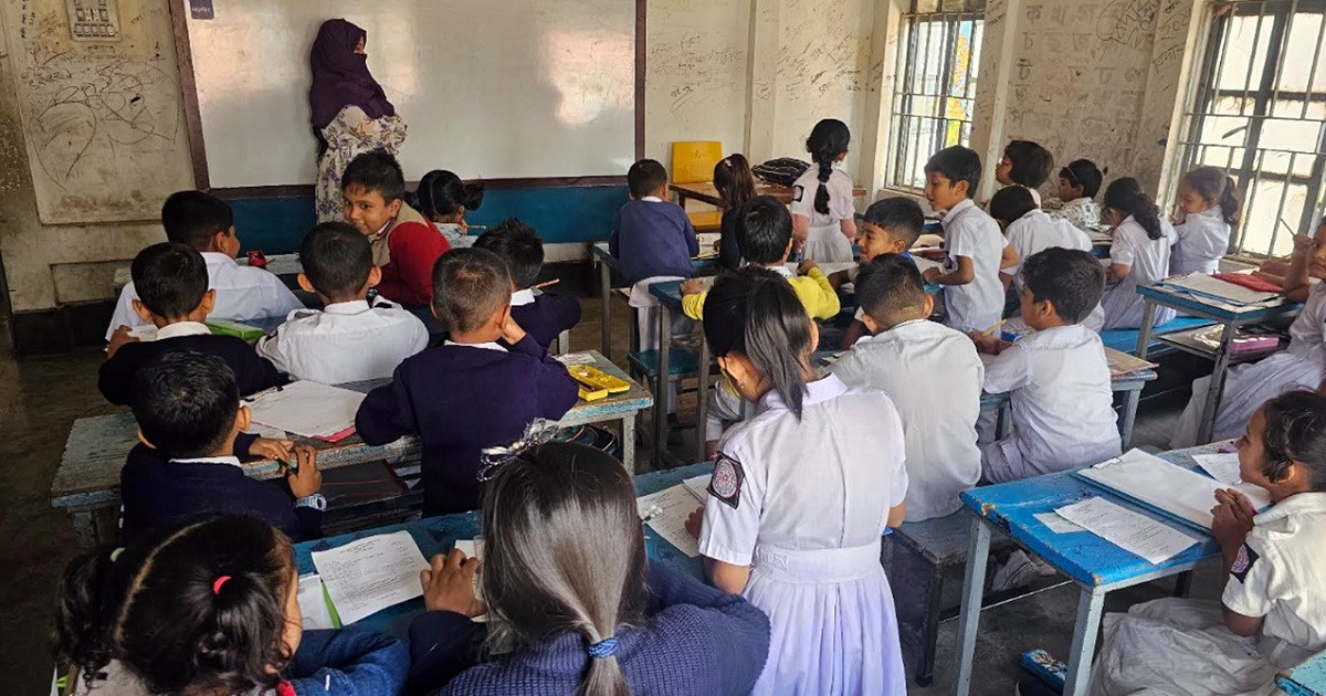 শিক্ষকদের ছাড়াই পরীক্ষা, যেভাবে হল সামলেছেন অভিভাবকরা