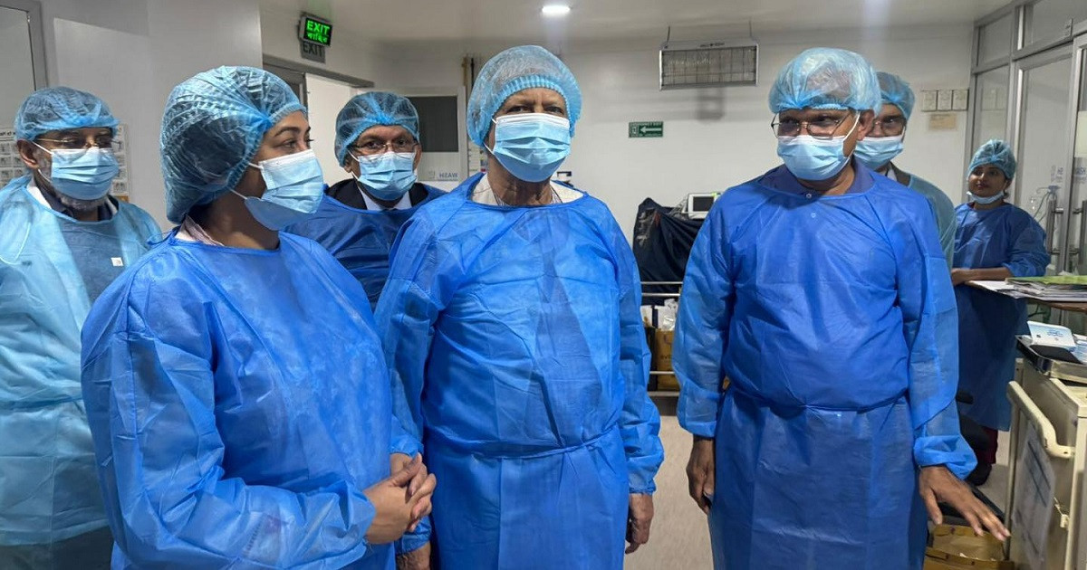 বেগম খালেদা জিয়াকে দেখতে এভারকেয়ারে প্রধান উপদেষ্টা