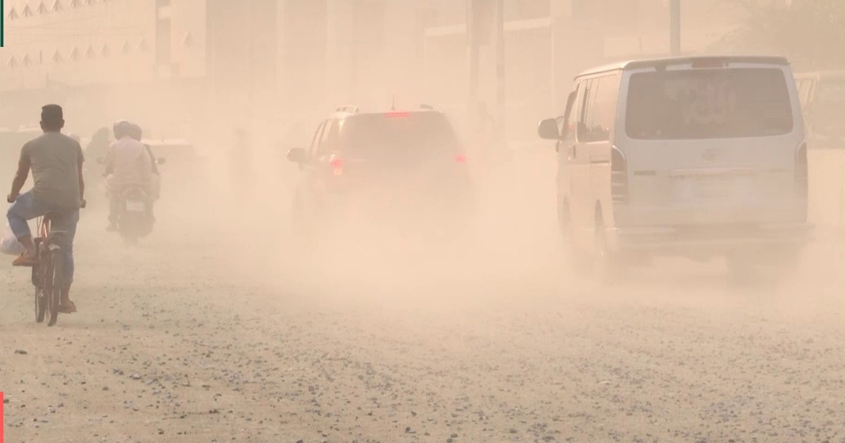 বায়ুদূষণে শীর্ষে আজ ঢাকা