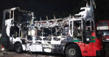 গভীর রাতে বিআরটিসির ২ বাসে আগুন