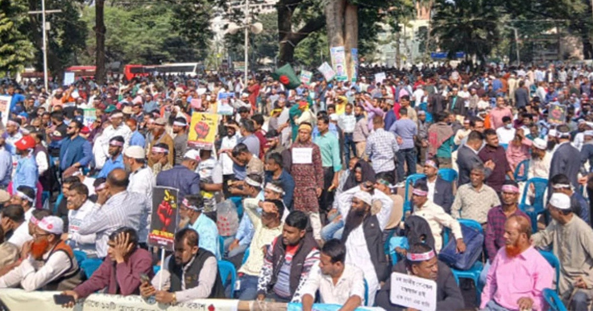 পে স্কেল বাস্তবায়নের দাবিতে শহীদ মিনারে চাকরিজীবীদের ঢল