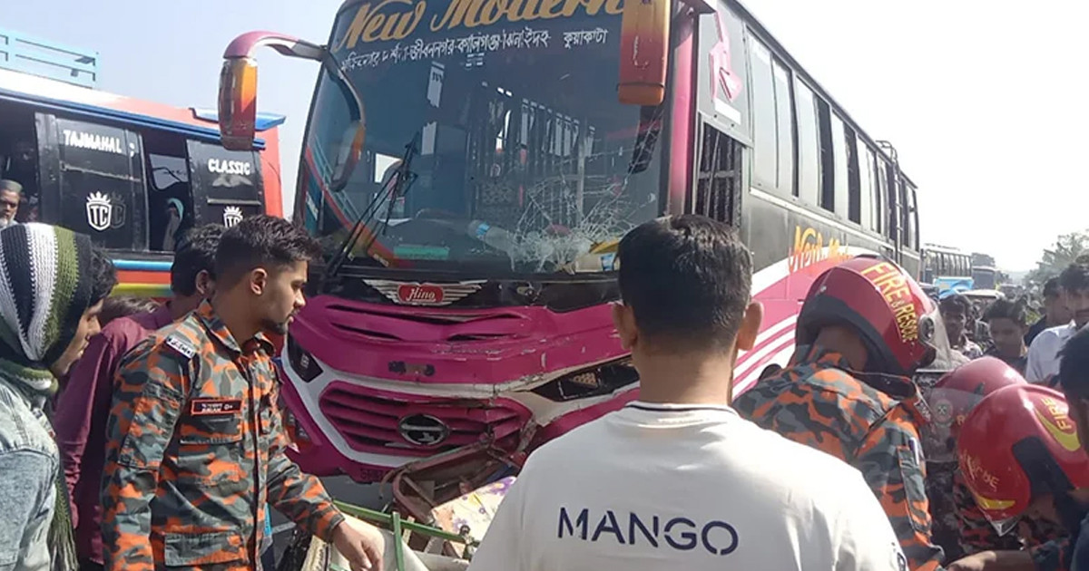 ফরিদপুরে বাসের চাপায় অটোরিকশার ৩ যাত্রী নিহত, আহত ৪