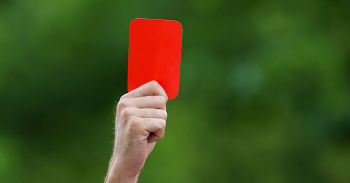 ফুটবলের এক অদ্ভুত ঘটনা, ম্যাচ শুরুর আগেই লাল কার্ড