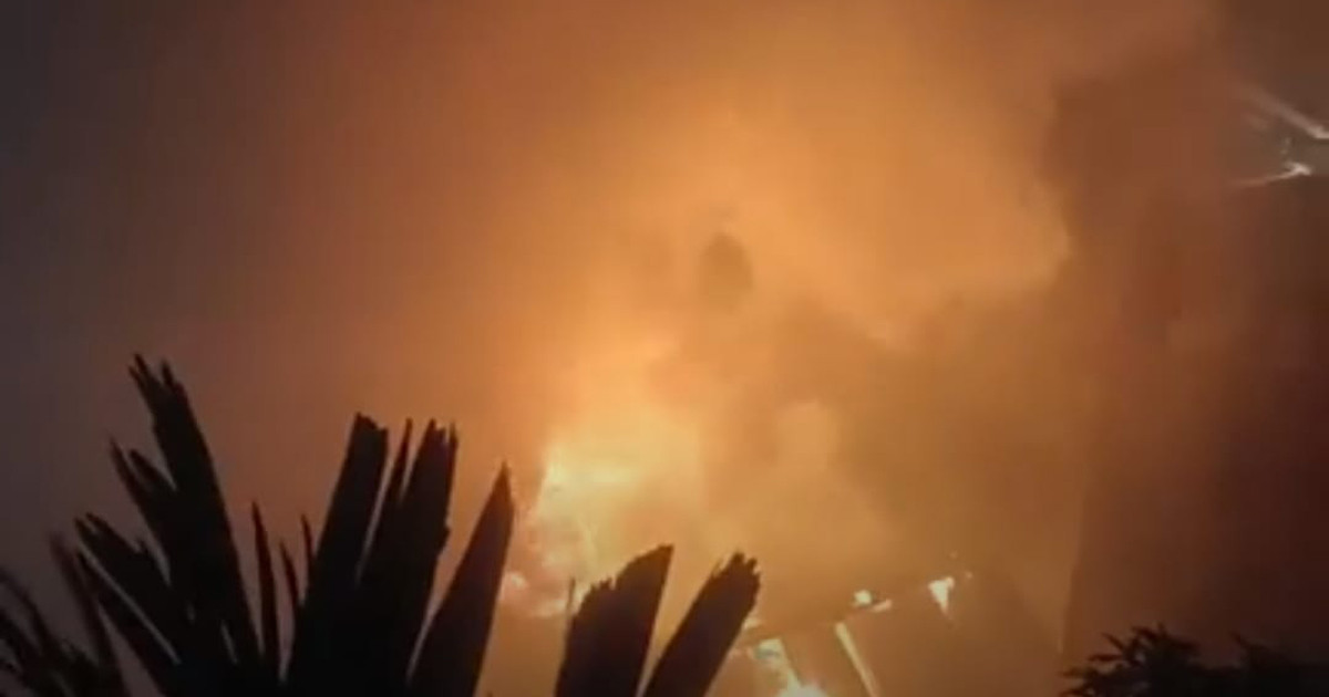 নারায়ণগঞ্জে আগুনে পুড়ল মার্কেটের ৩০ দোকান