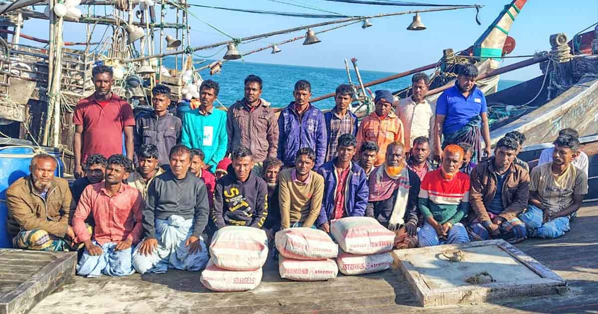 মিয়ানমারে পাচারকালে সিমেন্ট-বোঝাই তিনটি বোট আটক করলো নৌবাহিনী