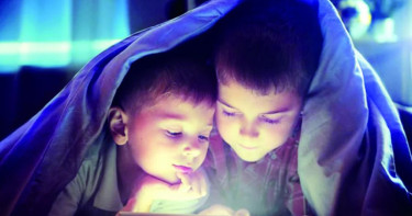 শিশুর হাতে স্মার্টফোন দিয়ে অজান্তেই ডেকে আনছেন ভয়াবহ ক্ষতি