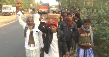 মুর্শিদাবাদে বাবরি মসজিদের জন্য মাথায় করে ইট আনছেন স্থানীয়রা