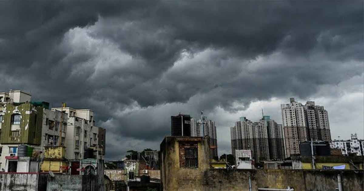ঘন মেঘে ছেয়ে যেতে পারে আজকের আকাশ