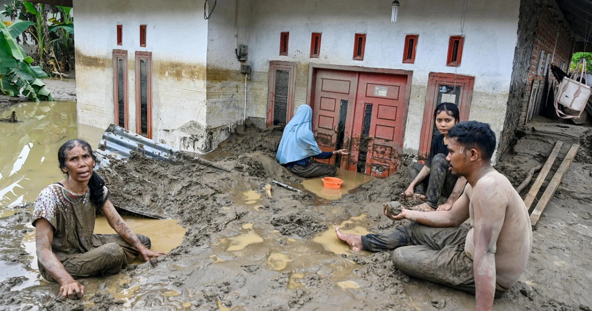 ইন্দোনেশিয়ায় বন্যা-ভূমিধসে নিহত ৯০০ ছাড়াল