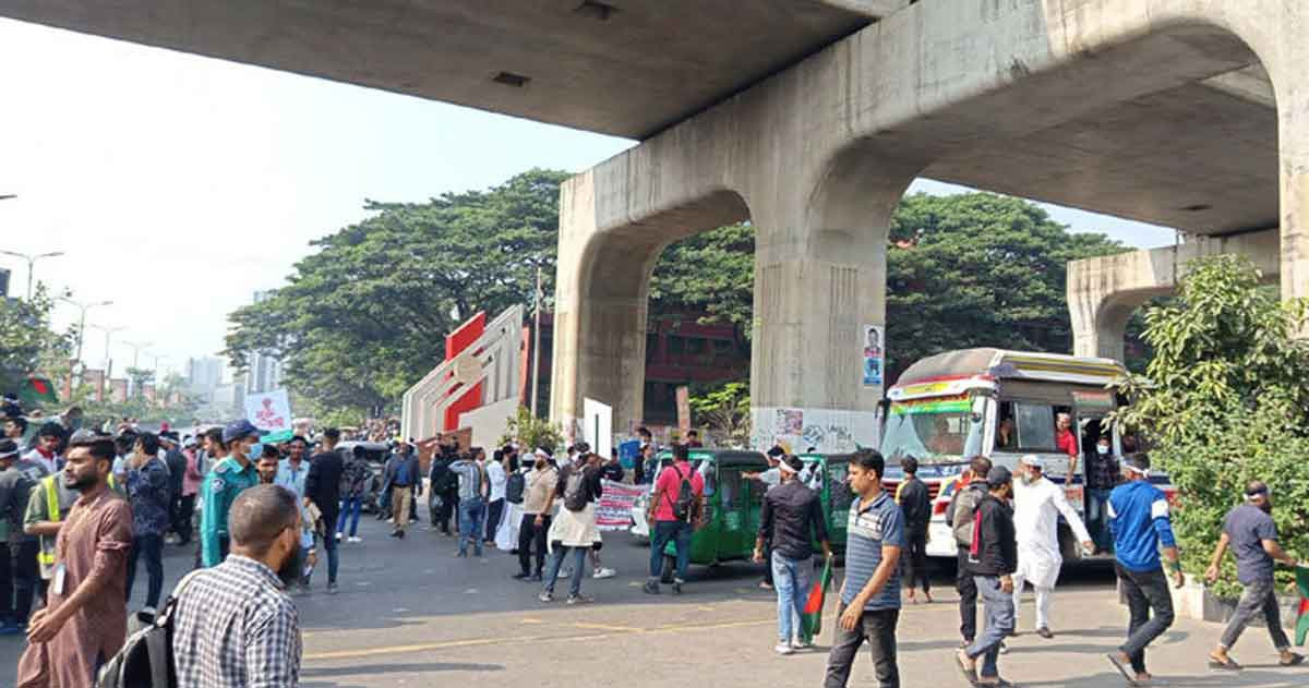 রাজধানীতে সড়ক অবরোধ করল মোবাইল ব্যবসায়ীরা