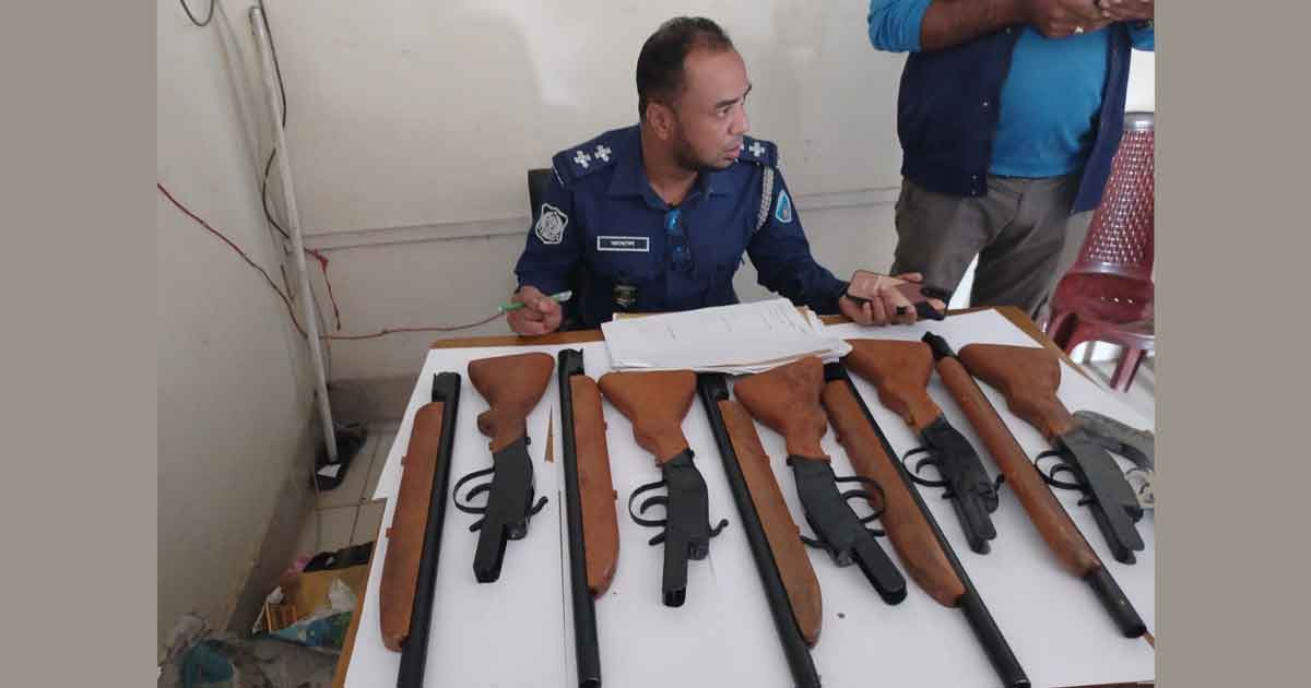 কবরে বস্তাবন্দী ব্যাগে ৬ বন্দুক