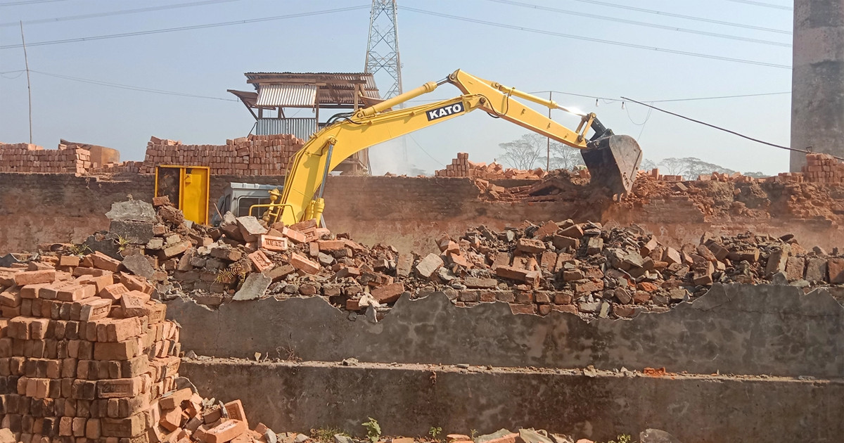 কাঠালিয়ায় ৫টি অবৈধ ইটভাটা গুঁড়িয়ে দিলেন নির্বাহী ম্যাজিস্ট্রেট