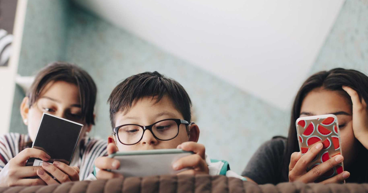 সন্তানদের মোবাইল আসক্তি কমানোর ৫ কার্যকরী কৌশল