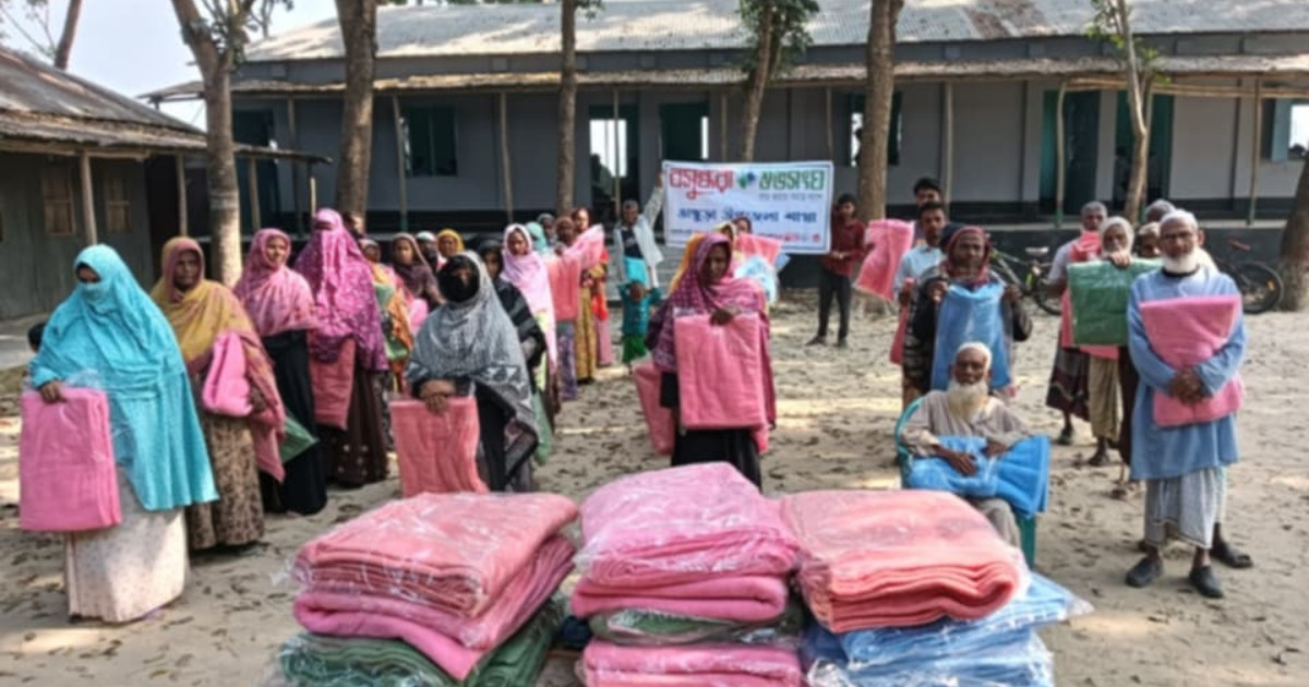 বসুন্ধরা শুভসংঘের উদ্যোগে  উষ্ণতার ছোঁয়া পেল ৫০ দুস্থ পরিবার