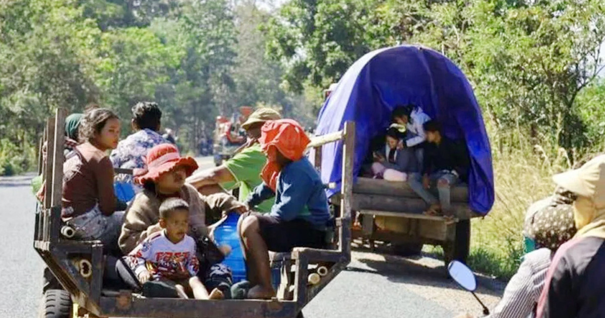 থাইল্যান্ড-কম্বোডিয়া সীমান্ত ছাড়ছেন হাজার হাজার মানুষ