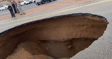 সৌদি আরবে ব্যাপক বৃষ্টিপাতে ভূমিধস, সড়ক চলাচল বন্ধ