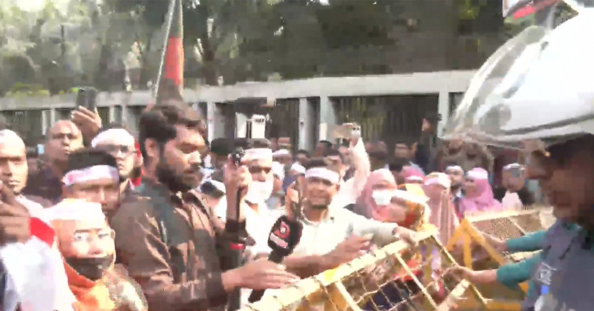 এনটিআরসিএ’র সনদধারী নিয়োগবঞ্চিতদের ‘লংমার্চ টু যমুনা’ আটকে দিলো পুলিশ