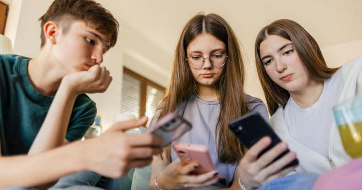 ১৬ বছরের নিচের শিশুদের সোশ্যাল মিডিয়া ব্যবহারে অস্ট্রেলিয়ার নিষেধাজ্ঞা