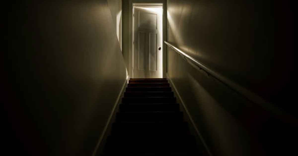 বাসার সিঁড়ির পাশে পড়ে ছিল মরদেহ, শরীরে ‘আঘাতের চিহ্ন’