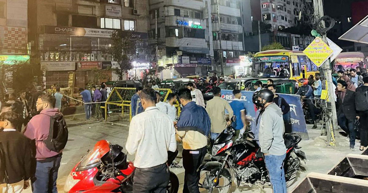 সন্ধ্যায় মোবাইল ফোন ব্যবসায়ীদের সড়ক অবরোধ