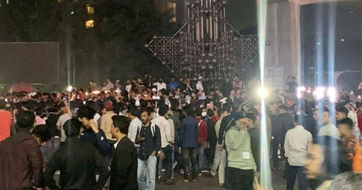 কারওয়ান বাজারে মোবাইল ব্যবসায়ীদের সড়ক অবরোধ, যান চলাচল বন্ধ