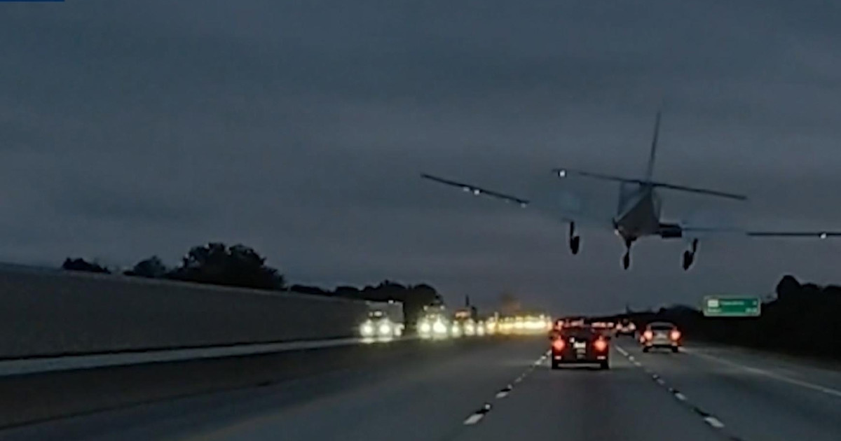 চলন্ত গাড়ির ওপর আছড়ে পড়ল বিমান (ভিডিও)