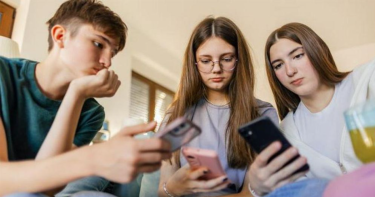 আজ থেকে অস্ট্রেলিয়ায় শিশু-কিশোরদের জন্য সোশ্যাল মিডিয়া ব্যান