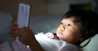 স্মার্টফোন শিশুর জন্য যেন মরণফাঁদ