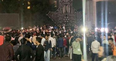 কারওয়ান বাজারে মোবাইল ব্যবসায়ীদের সড়ক অবরোধ, যান চলাচল বন্ধ