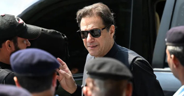 ইমরান খান ও তার দলকে নিষিদ্ধের প্রস্তাব গৃহীত