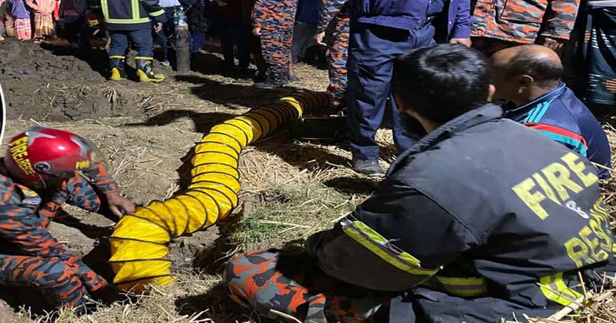 ৩০ ফুট গভীর গর্তে পড়ে যাওয়ার ঘটনা বর্ণনা করলেন মা