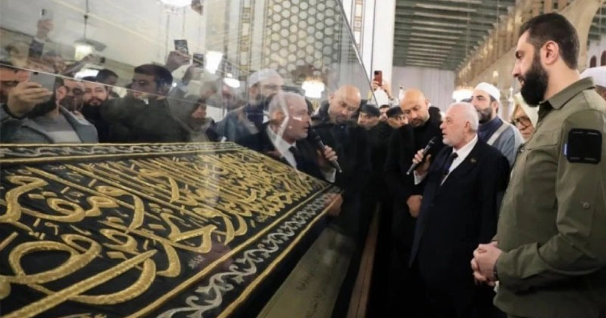 উমাইয়া মসজিদে কাবার গিলাফ স্থাপন