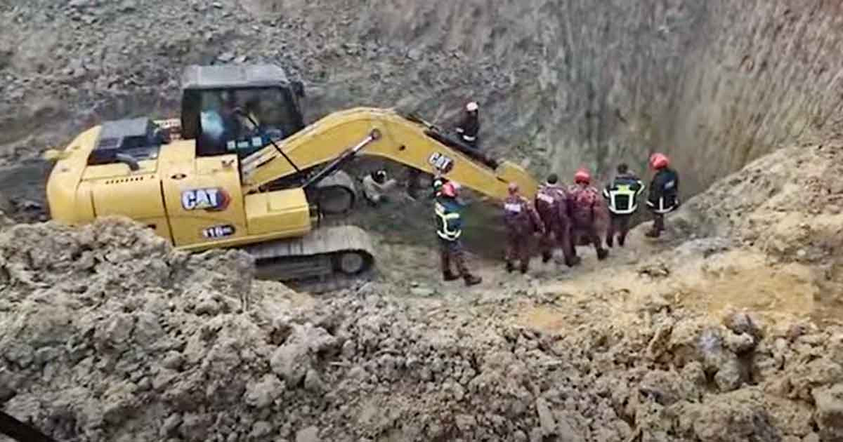 গর্তের গভীরতা ১৫০ থেকে ২০০ ফুট, কেবল ৩০ ফুট পৌঁছেছে ফায়ার সার্ভিস